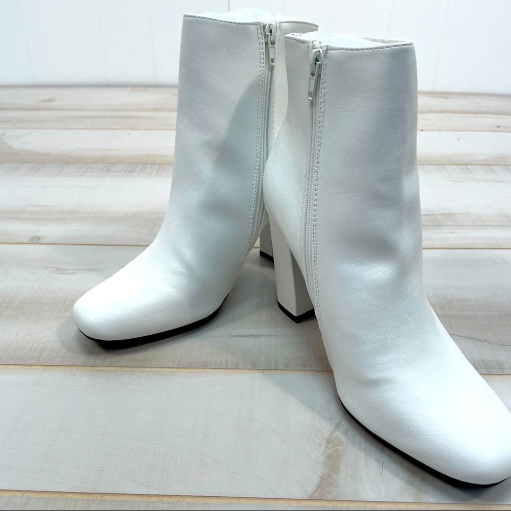 Bamboo NIB Awake White Vegan Leather Side Zip Heeled Bootie Sz 9 Boots - Picture 3 of 10